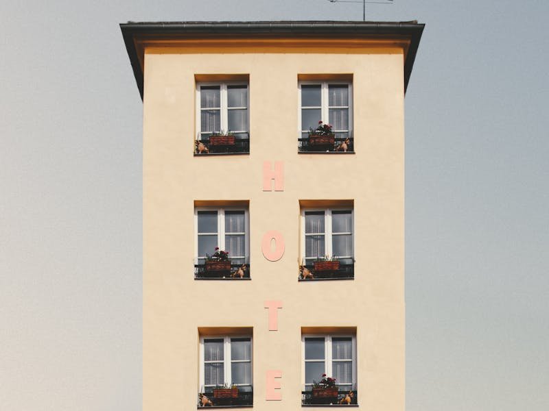 Otel Web Sitesi Neden Sart? Komisyonsuz Rezervasyonun Dijital Kapisi